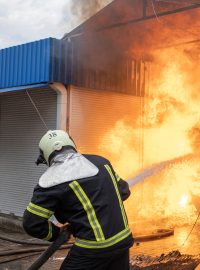 Hasiči hasí požár způsobený ruským ostřelováním na tržišti ve Slovjansku