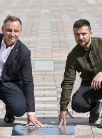 Andrzej Duda a Volodymyr Zelenskyj v Aleji odvahy