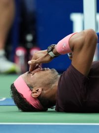 Rafael Nadal si během zápasu poranil nos