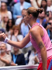Aryna Sabalenková a Karolína Plíšková u sítě po konci zápasu