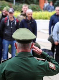 Ruský voják promlouvá k záložníkům na shromaždišti v průběhu částečné mobilizace vojsk ve městě Volžskij ve Volgogradské oblasti v Rusku