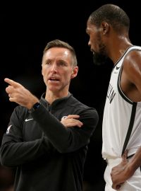 (Vlevo) Steve Nash v rozhovoru s Kevinem Durantem