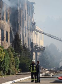 Hasiči u požáru administrativní budovy po ruském ostřelování