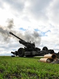 Příslušníci ukrajinské armády střílejí z tažené houfnice FH-70 (ilustrační foto)