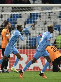 Fotbalisté Slavie Praha se radují z gólu do sítě kosovského Ballkani