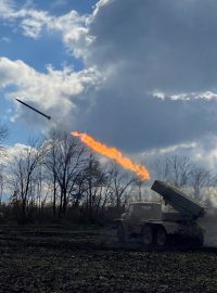 Ukrajinští vojáci střílejí ze salvového raketometu BM21 Grad v přední linii na hranici Charkovské a Luhanské oblasti