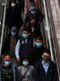 Lidé v hongkongském metru nosí roušky během další vlny šíření koronaviru v Číně