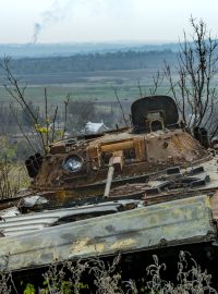 Zničený ruský tank na okraji Ivanivky, vesnice osvobozené ukrajinskou armádou po ruské okupaci v Chersonu