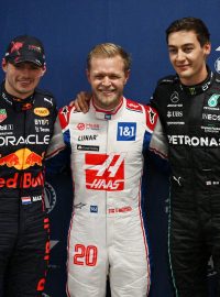 Kevin Magnussen s druhým Maxem Verstappenem a třetím Georgem Russellem