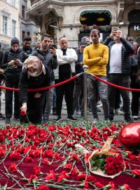 Lidé v Istanbulu truchlí za oběti teroristického útoku, který si vyžádal aspoň šest životů