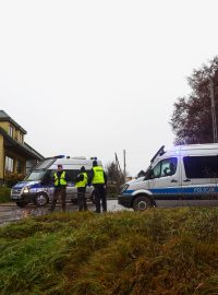 Policie blokuje silnici po dopadu rakety v Przewodówě