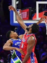 Joel Embiid z Philadelphie v souboji s Janisem Adetokunbem