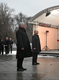 Ruský prezident Vladimir Putin a jeho kubánský protějšek Miguel Díaz-Canel hledí na nově odhalenou sochu Fidela Castra