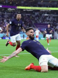 Francouzský útočník Olivier Giroud při zápase s Polskem