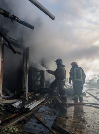 Hasiči likvidují požár po bombardování v Doněcku
