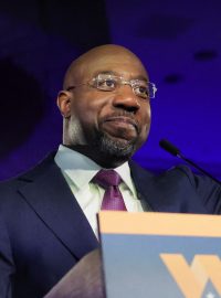 Ve druhém kole voleb do Senátu v americké Georgii podle projekcí institutu Edison Research zvítězil demokratický kandidát Raphael Warnock (na snímku)