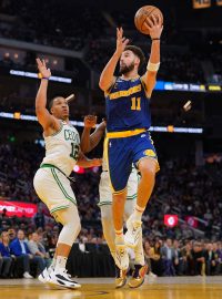 Klay Thompson skóruje proti Bostonu