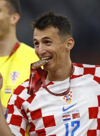 Chorvatští fotbalisté s bronzovými medailemi.