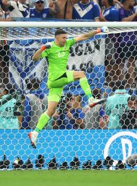 Emiliano Martinez se raduje z chycené penalty ve finálovém rozstřelu