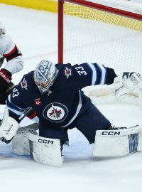 Brankář David Rittich (vpravo) v brance Winnipeg Jets