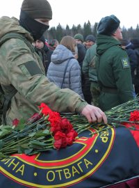 Na ruské straně bojuje soukromá žoldnérská Wagnerova armáda, která své členy rekrutuje také z ruských věznic. Ti pak na frontě rychle umírají.