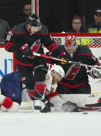 Skrumáž před bránou Caroliny Hurricanes