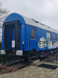 Hned vedle kostela ve Staré Vsi nad Ondřejnicí stojí na kusu kolejnice starý vyřazený lůžkový železniční vagón. V případě potřeby se v něm může ubytovat třicet lidí