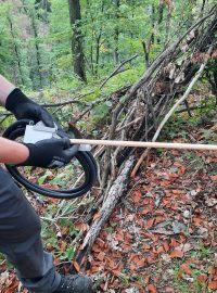 „Je to kulatinka z kalifornské borovice o rozměrech 1,3 cm x 50 cm. Uvnitř jsou dvě tenké nerezové elektrody. Pomocí nich se dá kontinuálně měřit vlhkost dřívka, které periodicky vysychá a vlhne v závislosti na okolních podmínkách,“ vysvětluje Orság