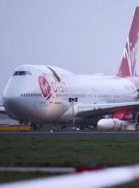 Cosmic Girl, speciálně upravený Boeing 747 společnosti Virgin Orbit, na letišti v britském Newquay