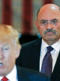 Bývalý finanční ředitel The Trump Organization Allen Weisselberg sleduje Donalda Trumpa na konferenci v Trump Tower na Manhattanu v roce 2016