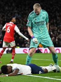 Brankář Arsenalu Aaron Ramsdale a záložník Tottenhamu Ryan Sessegnon