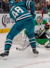 Brankář Dallas Stars Jake Oettinger zasahuje proti centru San Jose Sharks Tomáši Hertlovi