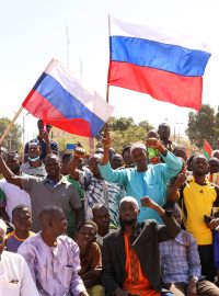 Lídr západoafrického Burkina Faso, který se dotal k moci převratem, požádal francouzské vojáky, aby ze země odešli. Místní jeho rozhodnutí podporují, někteří s ruskými vlajkami v rukou