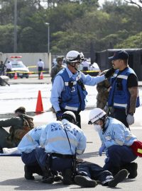 Japonští hasiči cvičí společně s americkými mariňáky (Okinawa, Japonsko, únor 2023)