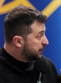 Ukrajinský prezident Zelenskyj na tiskové konferenci u příležitosti prvního výročí ruské invaze na Ukrajinu v Kyjevě.