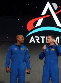 Astronauti Reid Wiseman, Victor Glover, Jeremy Hansen a Christina Kochová, posádka Artemis II