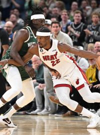 Basketbalista Miami Heat Jimmy Butler v soboji s Jruem Holidayem z Milwaukee Bucks