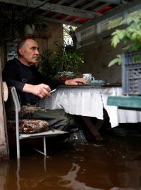 V obci Lysohirka sedí Ihor Medunov ve svém domě, který je zatopený