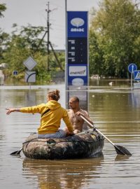 Voda místy vystoupala až do výše dopravních značek