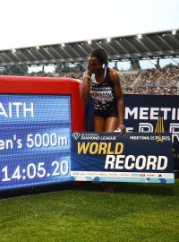 Faith Kipyegonová závodí v letošní sezoně ve výborné formě. Po překonání rekordu na 1500m přepisuje historické tabulky i na trati 5000 metrů