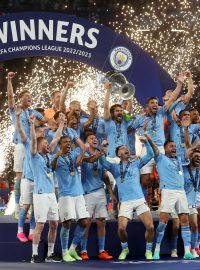 Fotbalisté Manchesteru City s trofejí pro vítěze Ligy mistrů