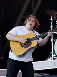 Lewis Capaldi vystupuje na festivalu Glastonbury