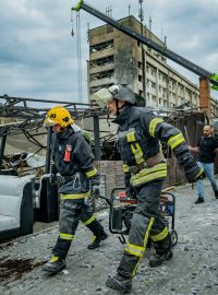 Záchranáři při odklízení následků ruského útoku na Kramatorsk