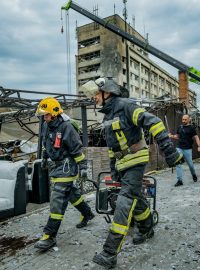 Záchranáři při odklízení následků ruského útoku na Kramatorsk