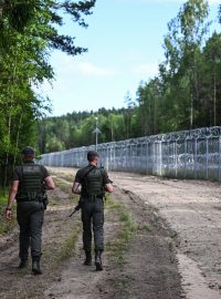 Litevští pohraničníci hlídkují u plotu na litevsko-běloruských hranicích