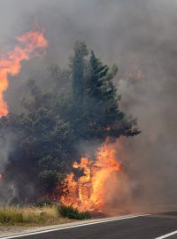 Požár u chorvatského Šibeniku zasáhl i jadranskou magistrálu