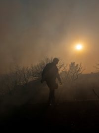 Premiér Kyriakos Mitsotakis uvedl, že Řecko musí překonat tři obtížné dny, poté meteorologové očekávají na Rhodosu pokles teplot