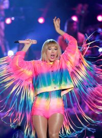 Taylor Swift vystupuje na koncertě iHeartRadio Wango Tango v Carsonu