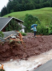 Lijáky a povodně si vyžádaly evakuaci tisíců lidí, z nichž mnohé zachraňovaly čluny a vrtulníky. Zasaženy byly dvě třetiny území Slovinska