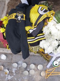 Lidé před stadion AEK Atény přinesli na počest zemřelého fanouška květiny, svíčky a klubové šály